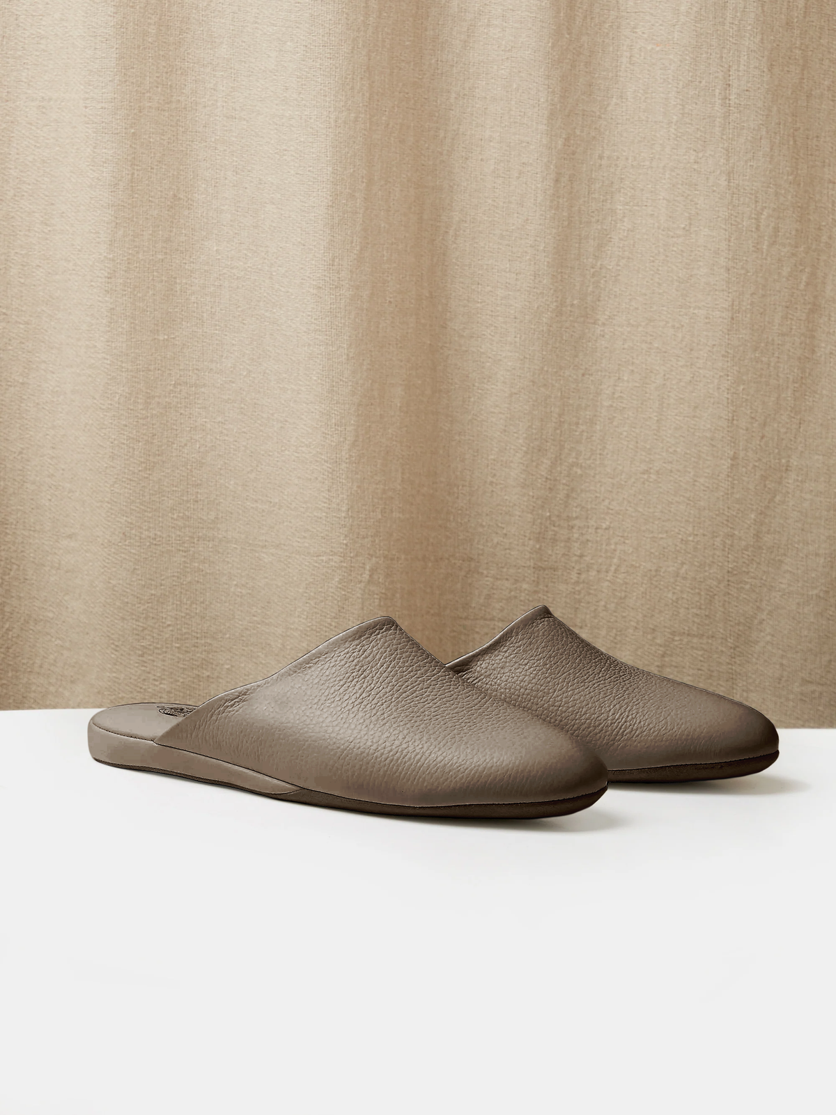 Globetrotter Glide Mule in Fango grey deer leather, view 1