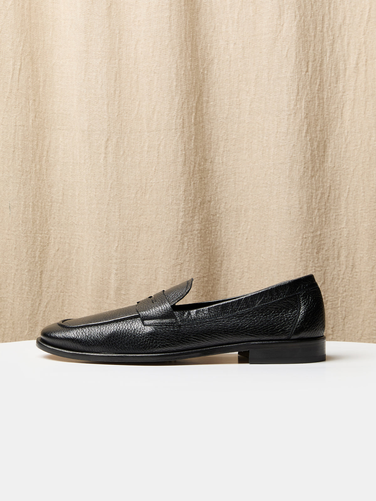 Globetrotter Travel Loafer in Black deer leather, view 2