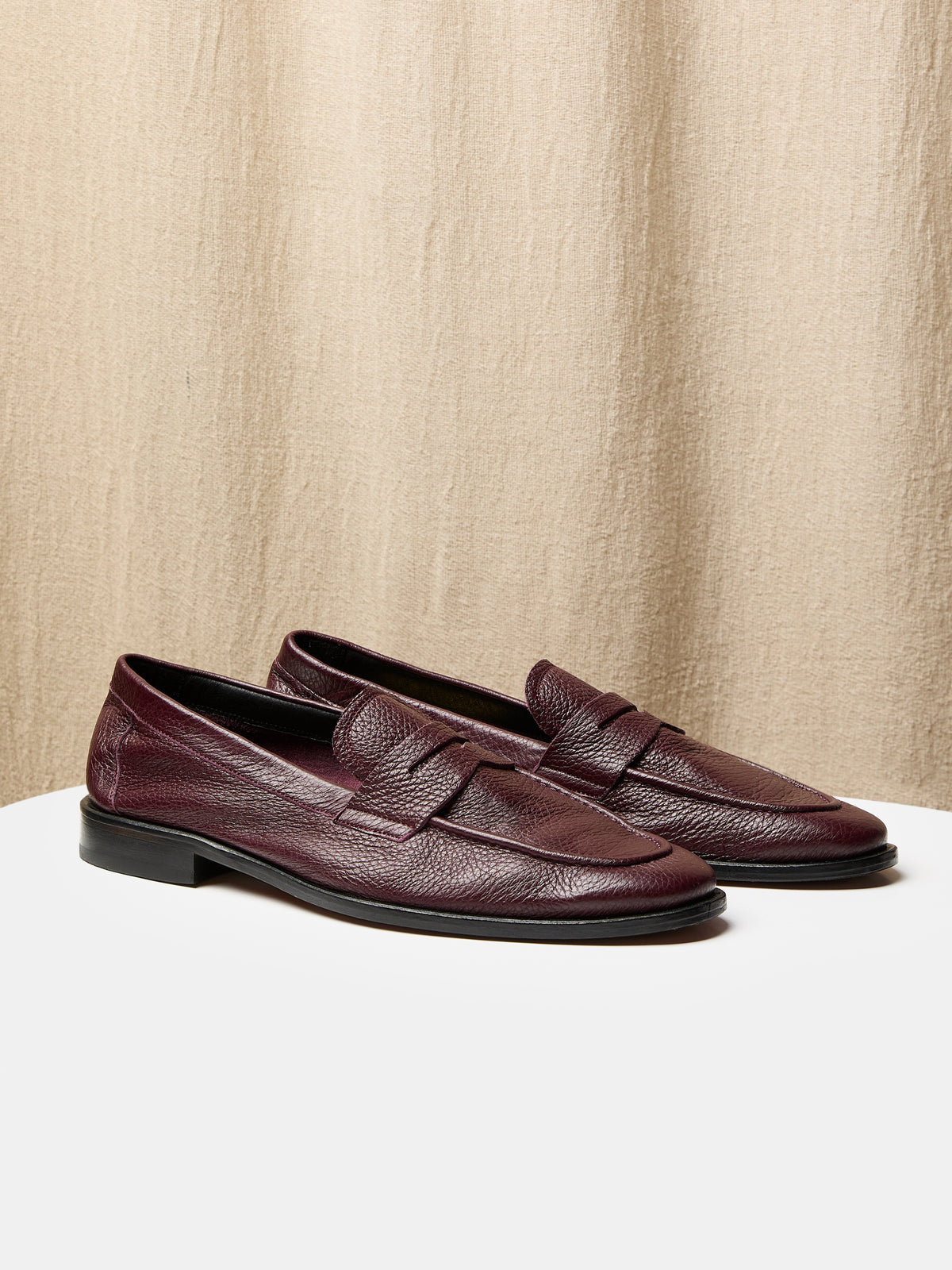 Globetrotter Travel Loafer in Deep burgundy deer leather, view 1