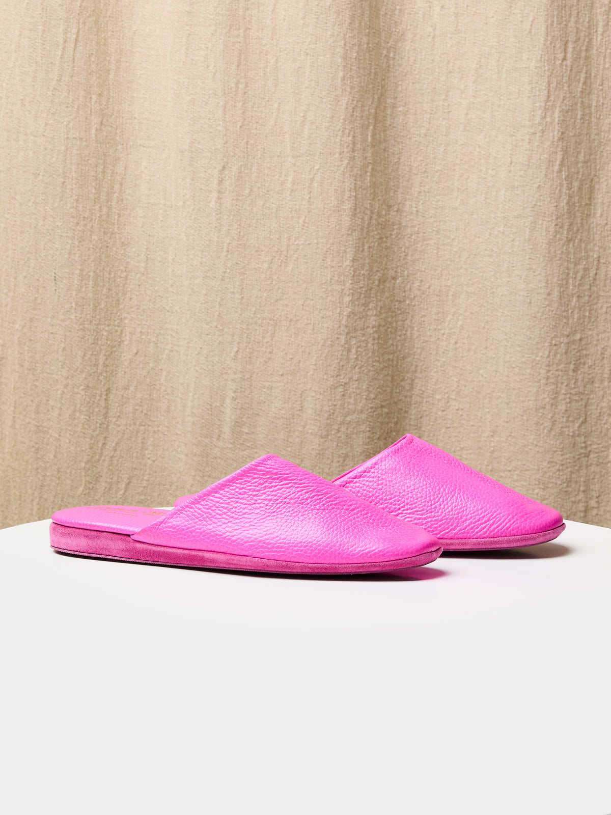 Globetrotter Glide Mule in Vivid pink deer leather, view 1