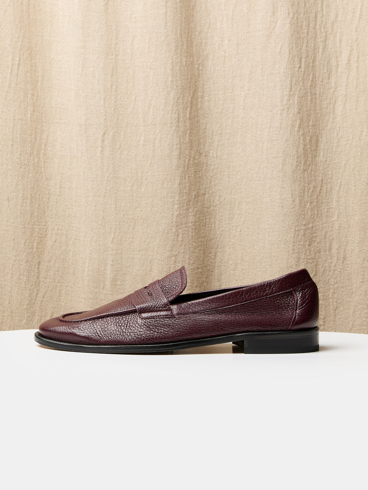 Globetrotter Travel Loafer in Deep burgundy deer leather, view 2