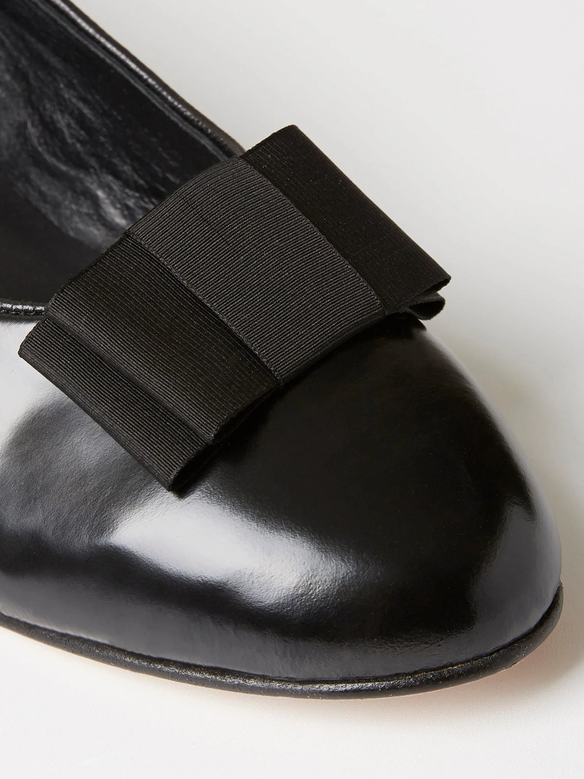 The opera pump in black, close up