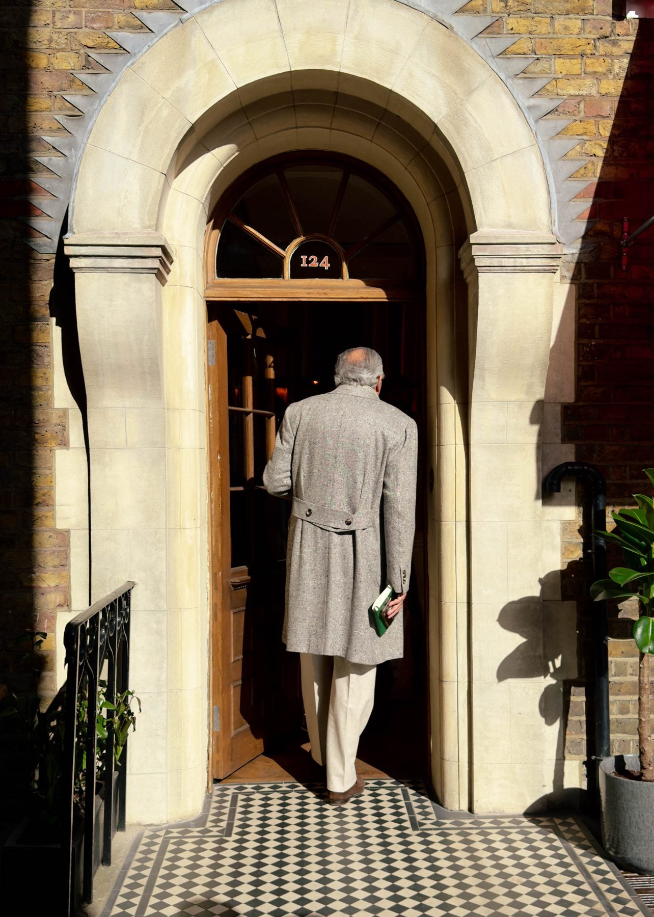 Walking in under the arch at 124 Mount Street Mews